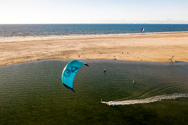 BLOW kitesurf school de Zandmotor