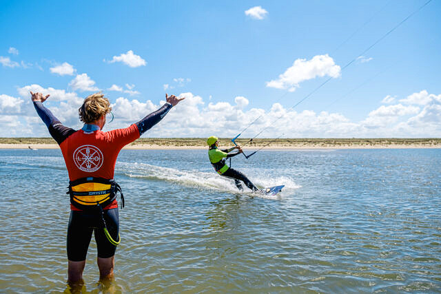 BLOW kitesurf school de Zandmotor