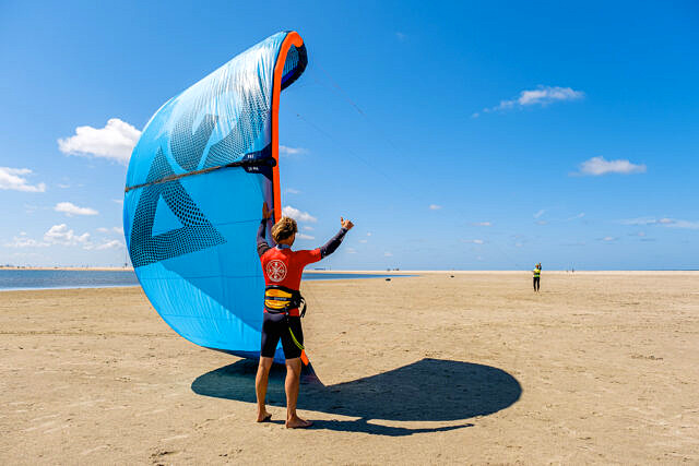 BLOW kitesurf school de Zandmotor