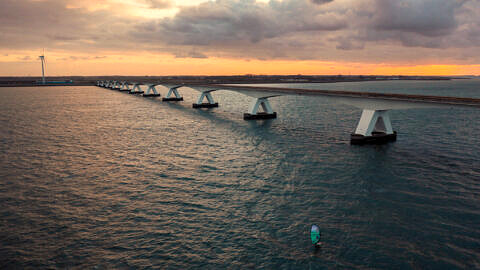 Annelous wingfoilen Zeelandbrug