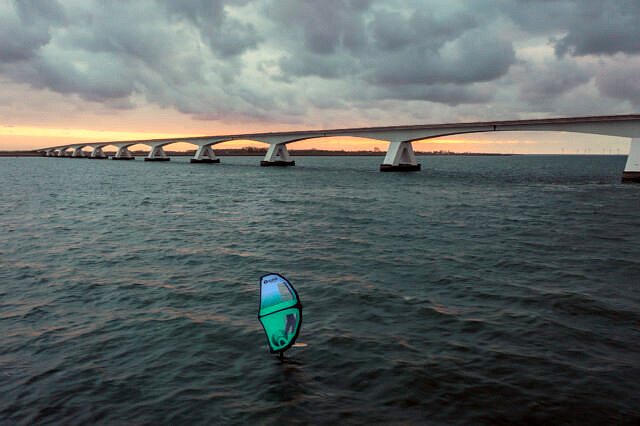 annelous-wingfoilen-zeelandbrug